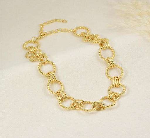 Collar dorado con eslabones entrelazados