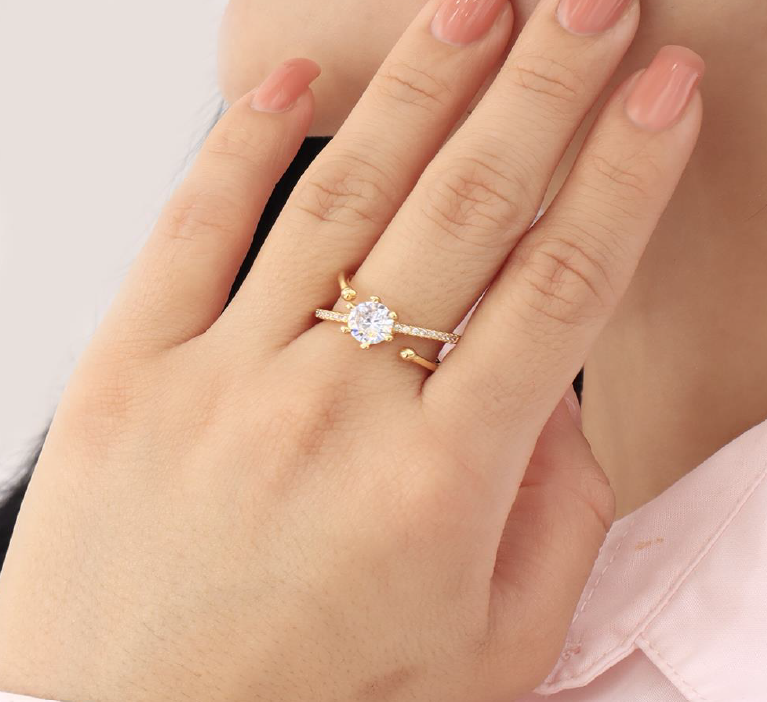 Anillo Dorado con Circonia Central y Detalles de Cristales