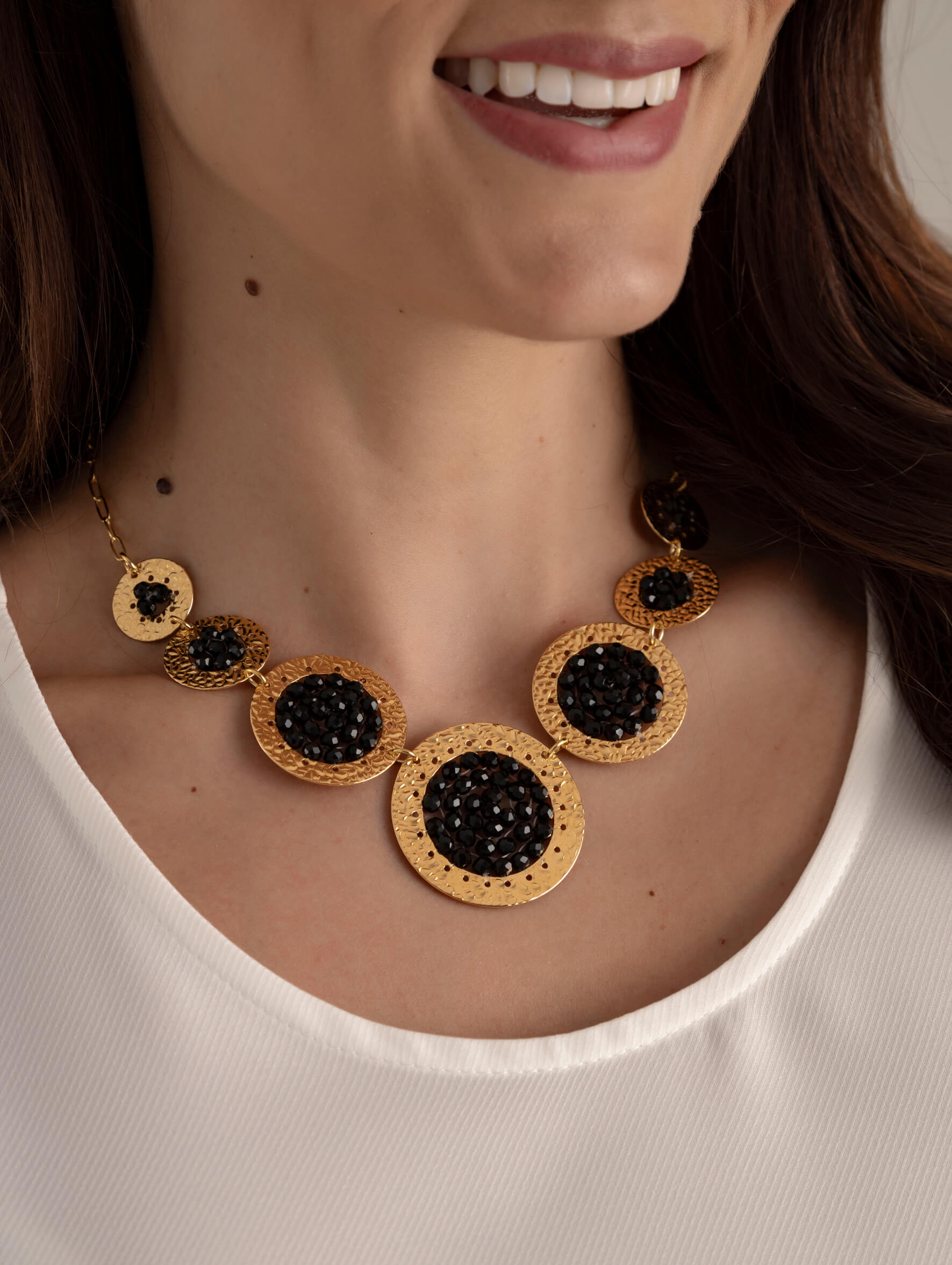 Collar Dorado con Círculos y Detalle de Perlas