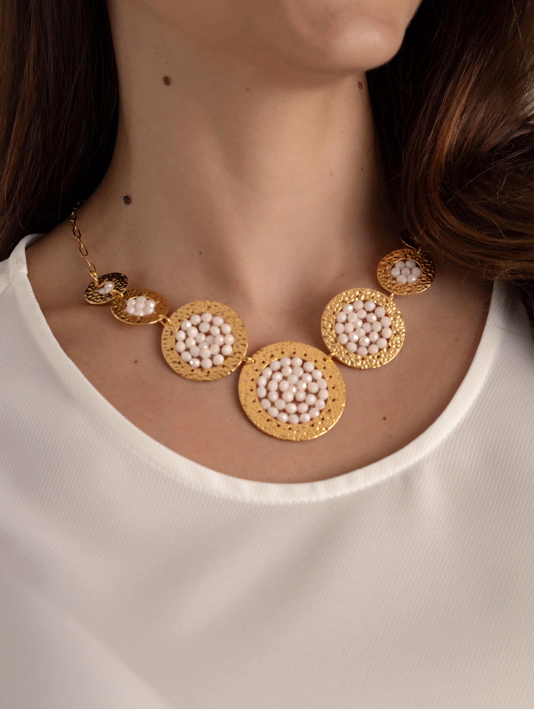 Collar Dorado con Círculos y Detalle de Perlas