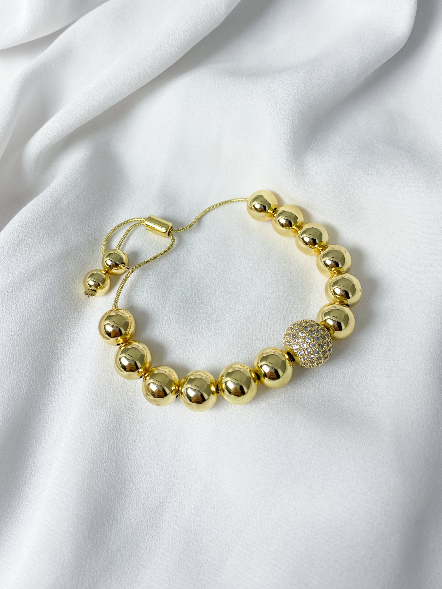 Pulsera de Esferas Doradas con Detalle Central de Cristales