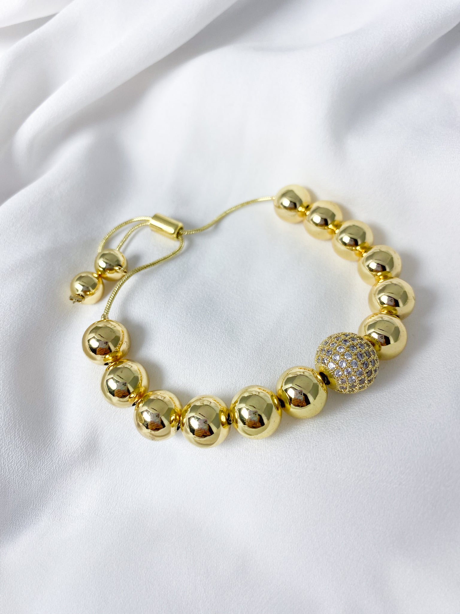 Pulsera de Esferas Doradas con Detalle Central de Cristales