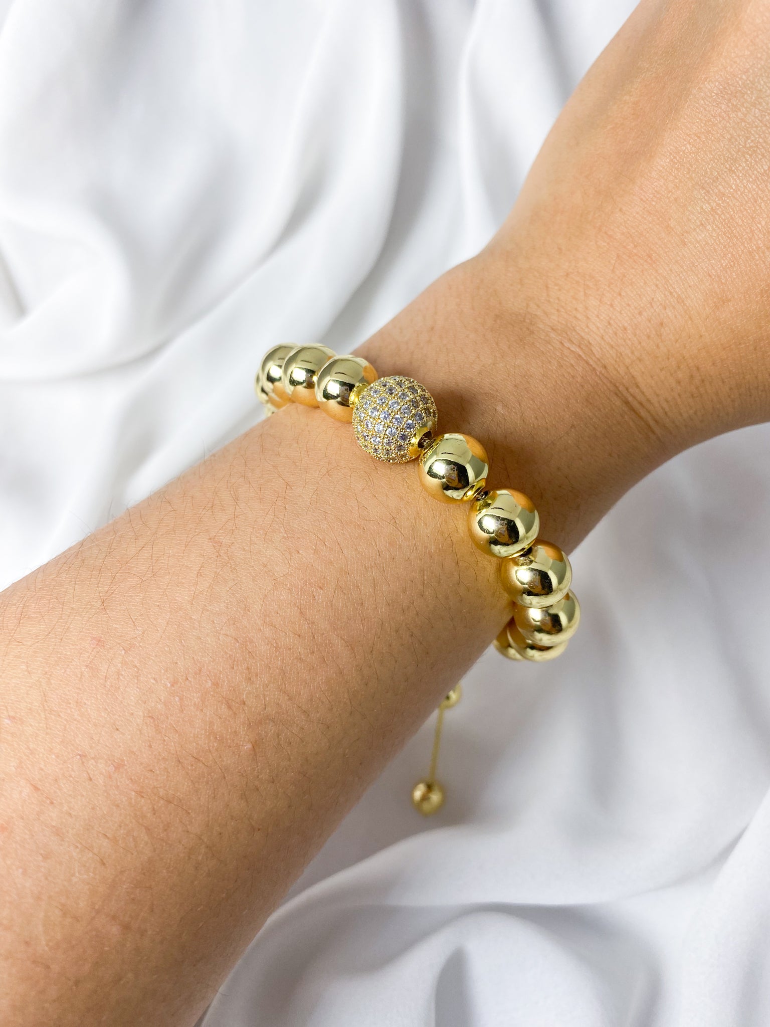 Pulsera de Esferas Doradas con Detalle Central de Cristales
