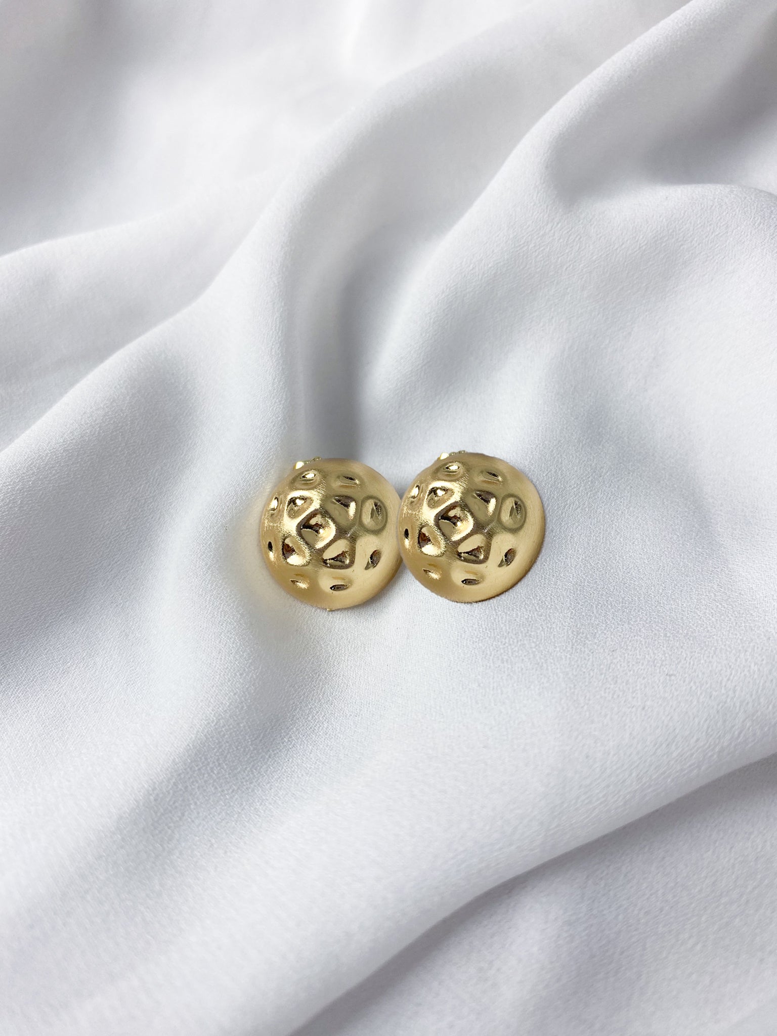Aretes Dorados Texturizados en Forma de Esfera