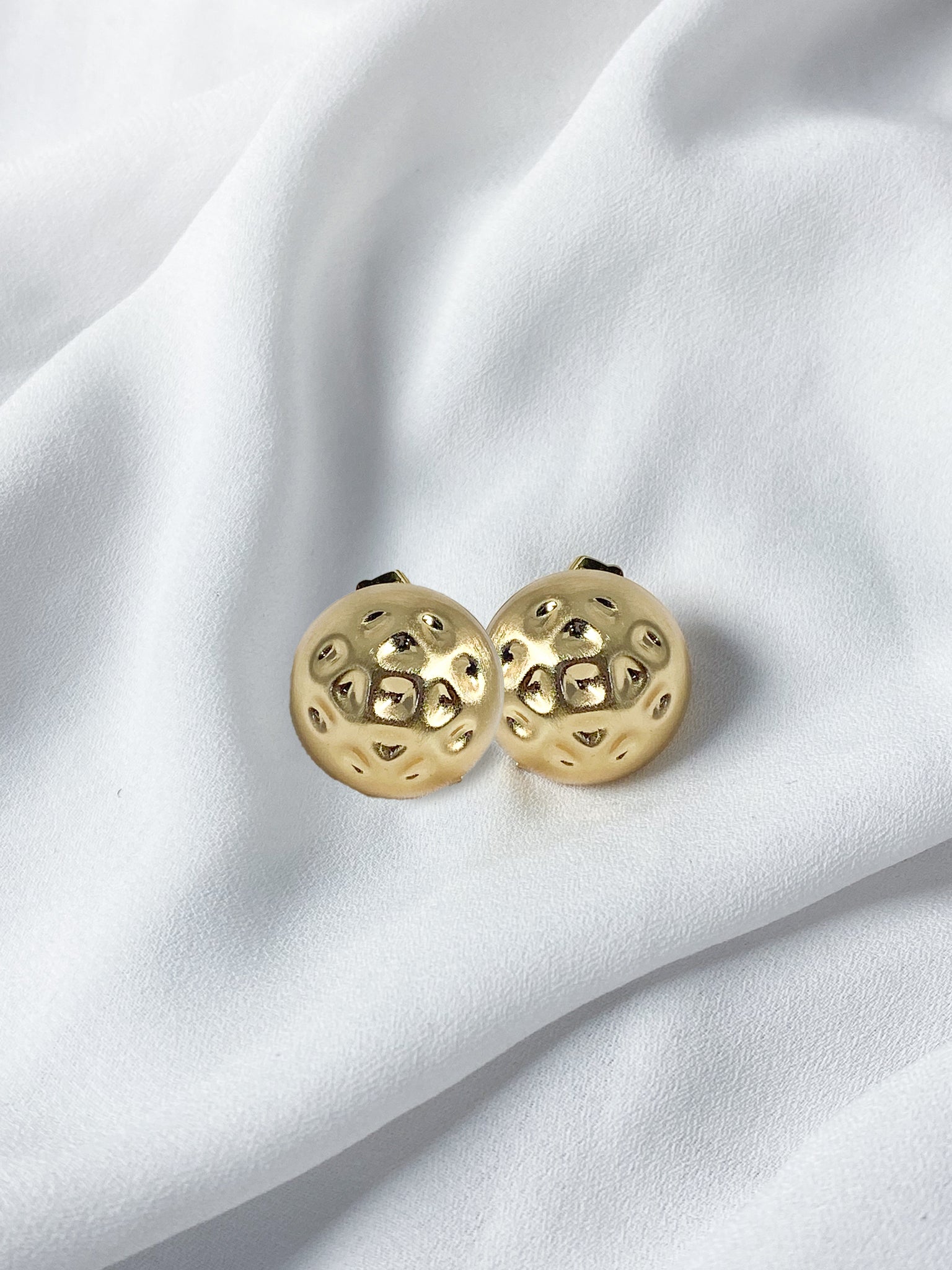 Aretes Dorados Texturizados en Forma de Esfera