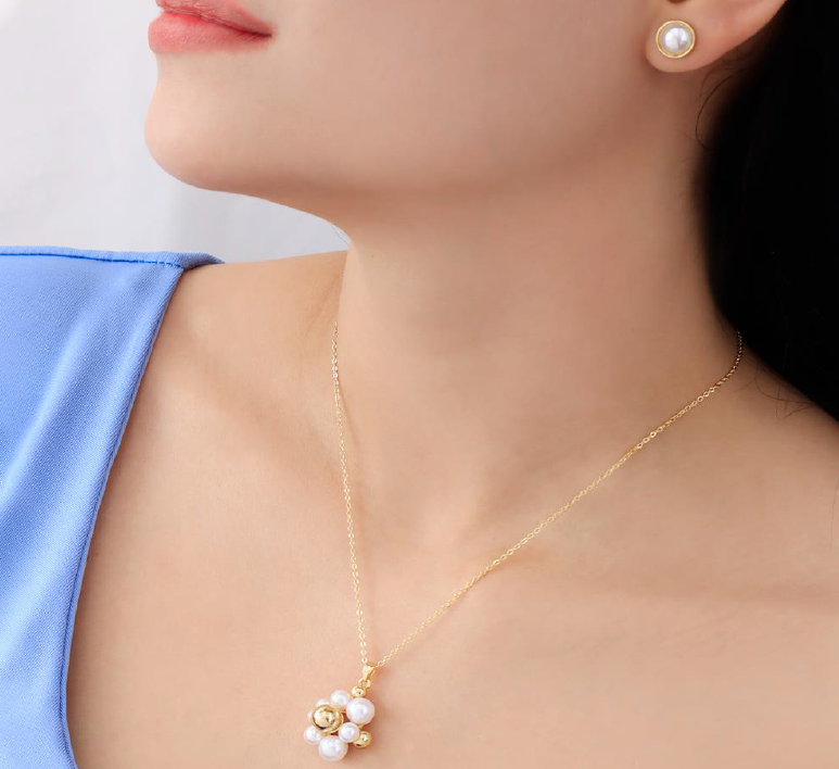 Set de Collar y Aretes con Perlas Naturales
