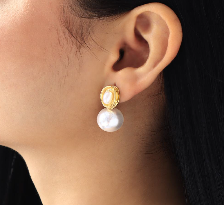 Aretes de Doble Perla Natural con Detalles Dorados