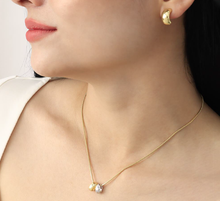 Set de Collar y Aretes con Detalles Modernos