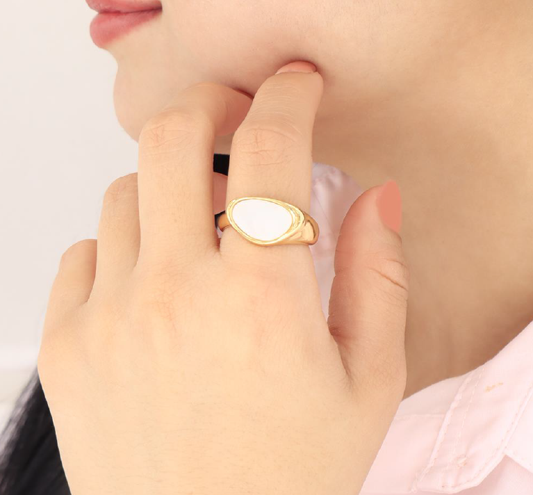 Anillo Dorado con Detalle en Nácar