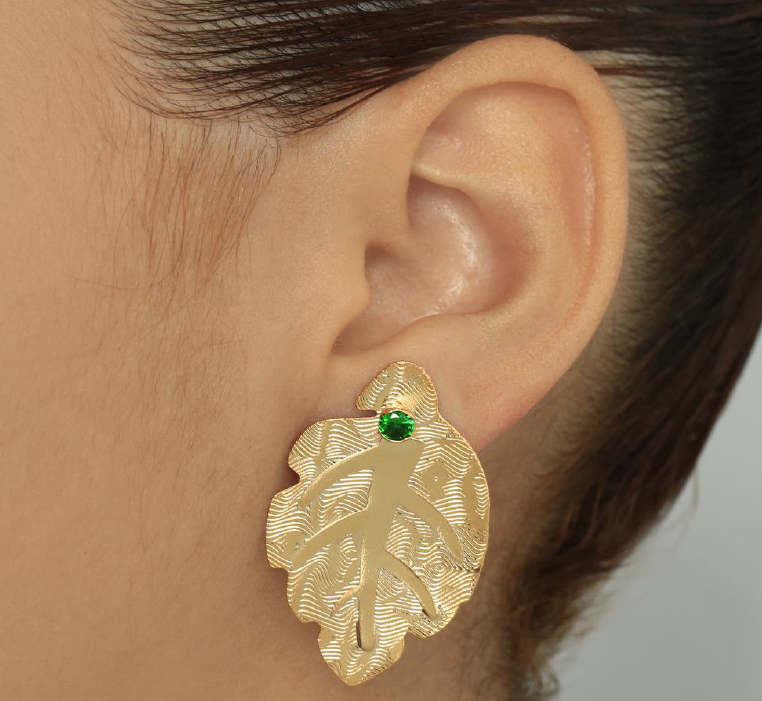 Aretes Hoja Dorada con Detalle en Esmeralda Sintética