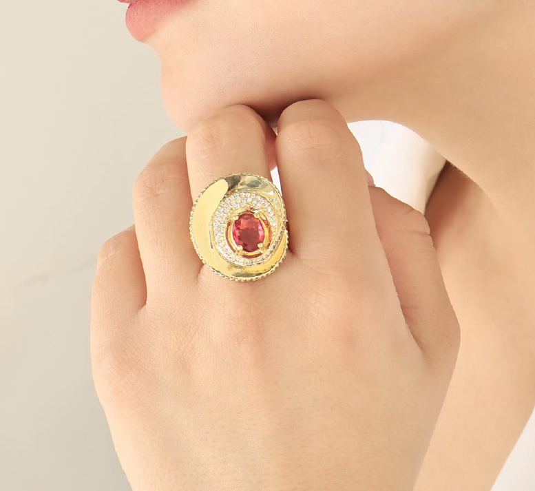 Anillo Dorado con Piedra Roja Central y Detalles de Cristales