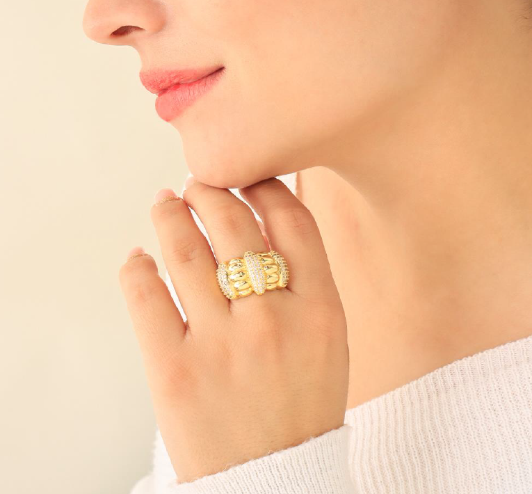 Anillo Dorado Ancho con Detalles en Relieve y Brillo