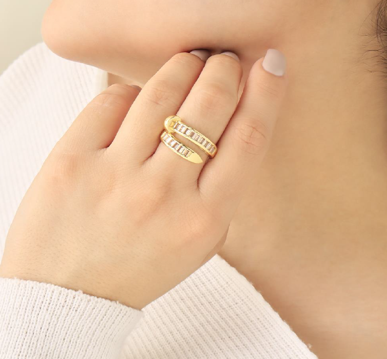 Anillo Dorado con Cristales en Doble Hilera