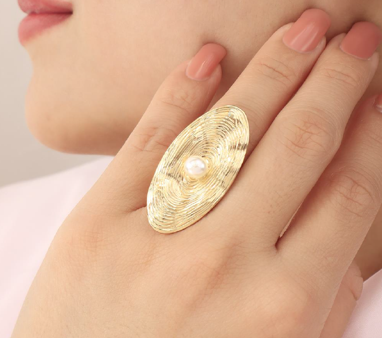 Anillo Dorado Ovalado con Perla Central