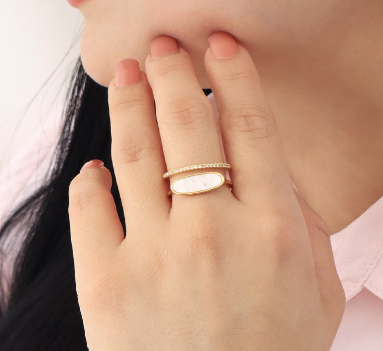 Anillo Dorado con Nácar Ovalado y Banda Decorativa