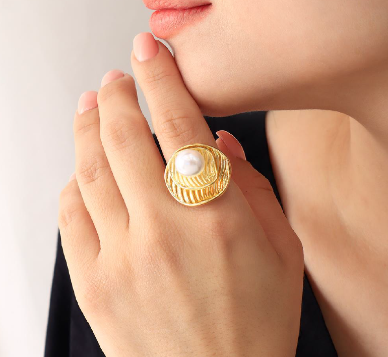 Anillo Dorado con Perla Natural y Diseño Orgánico