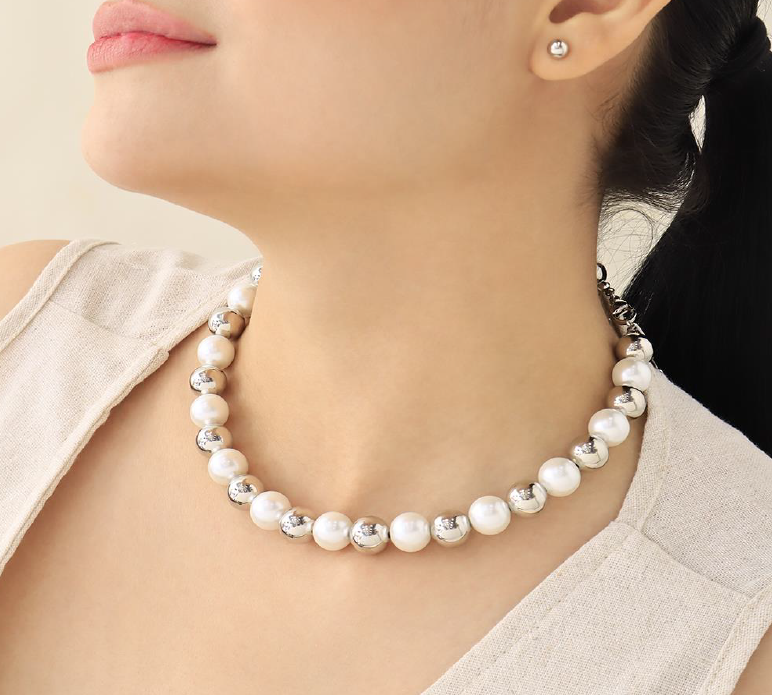Collar de Perlas Naturales con Detalles Plateados