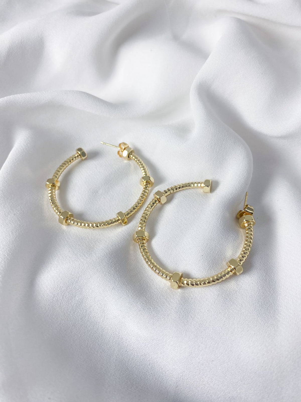 OBSEQUIO | ARETE CANDONGA CON TEXTURA